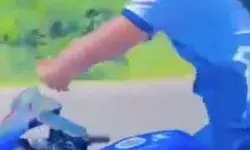 चलती बाइक पर तोड़ी अंगड़ाई और दिखाएं करतब- अब देख रहा हवालात चलती बाइक पर तोड़ी अंगड़ाई और दिखाएं करतब- अब देख रहा हवालात