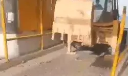 मांगा टोल तो टोल प्लाजा पर चला दिया बुलडोजर- टोलकर्मियों को कुचलने... मांगा टोल तो टोल प्लाजा पर चला दिया बुलडोजर- टोलकर्मियों को कुचलने...