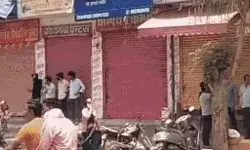 आतंकी हमले में शहीद लोगों के लिए बाजार बंद- बस में तोड़फोड़- जाम लगा.. आतंकी हमले में शहीद लोगों के लिए बाजार बंद- बस में तोड़फोड़- जाम लगा..