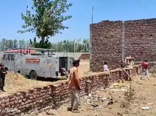 घर के भीतर अचानक लगी आग में बाइक समेत लाखों का सामान हुआ खाक घर के भीतर अचानक लगी आग में बाइक समेत लाखों का सामान हुआ खाक