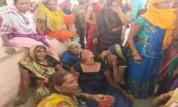 काल बनकर झोपड़ी पर पलटा रेत से भरा ट्रक- ले गया 8 लोगों की जान काल बनकर झोपड़ी पर पलटा रेत से भरा ट्रक- ले गया 8 लोगों की जान