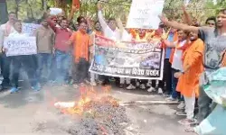 आतंकियों की करतूत से पब्लिक में उबाल- राजधानी में फूंका आतंकियों का... आतंकियों की करतूत से पब्लिक में उबाल- राजधानी में फूंका आतंकियों का...