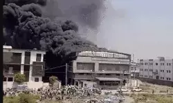 कपड़ा फैक्ट्री में आग का तांडव- कई कर्मचारियों अंदर फंसे होने की सूचना कपड़ा फैक्ट्री में आग का तांडव- कई कर्मचारियों अंदर फंसे होने की सूचना