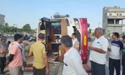बाइक सवार को बचाने के चक्कर में सवारियों से भरी बस पलटी- मचा कोहराम बाइक सवार को बचाने के चक्कर में सवारियों से भरी बस पलटी- मचा कोहराम