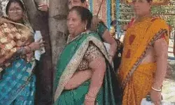 हरियाली बचाने के लिए पेड़ों से चिपकी महिलाएं- बोली वृक्ष हमारे.... हरियाली बचाने के लिए पेड़ों से चिपकी महिलाएं- बोली वृक्ष हमारे....