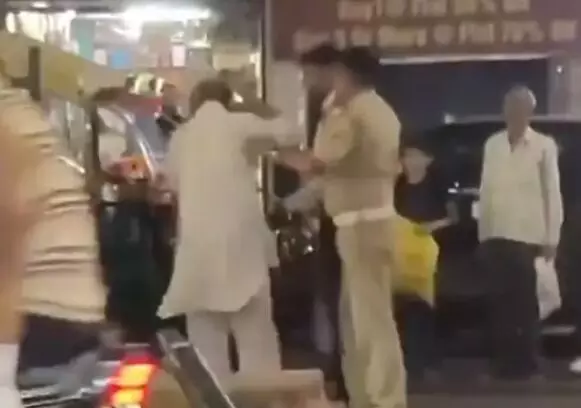 बीच सड़क सवारी उतार रहे ई-रिक्शा चालक को पुलिस ने मार थप्पड़ बीच सड़क सवारी उतार रहे ई-रिक्शा चालक को पुलिस ने मार थप्पड़