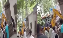 नायडू के CM बनते ही पूर्व सीएम के मकान के सामने दहाड़ा बुलडोजर नायडू के CM बनते ही पूर्व सीएम के मकान के सामने दहाड़ा बुलडोजर