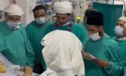 ICU में पिता के सामने बेटियों का निकाह- एप्रेन पहन मौलवी ने मुंबई....