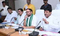 समीक्षा बैठक में मंत्रियों ने टूटी सड़कों व विद्युत कटौती को लेकर.... समीक्षा बैठक में मंत्रियों ने टूटी सड़कों व विद्युत कटौती को लेकर....