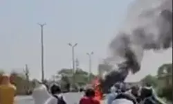 यमुना पुल पर कार बनी आग का गोला- दो महिलाओं दो पुरुषों तथा एक बच्चे... यमुना पुल पर कार बनी आग का गोला- दो महिलाओं दो पुरुषों तथा एक बच्चे...