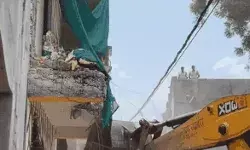 मंदिर में गोवंश का सिर फेंकने पर एक्शन- आरोपियों के घर पर चला बुलडोजर मंदिर में गोवंश का सिर फेंकने पर एक्शन- आरोपियों के घर पर चला बुलडोजर