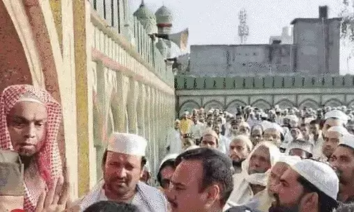 बकरीद की नमाज के दौरान मस्जिद में हंगामा-प्रशासन ने किसी तरह...