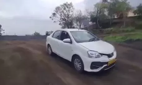 कार चलाते हुए रील बनवा रही युवती गाड़ी समेत खाई में समाई-ड्राइविंग..