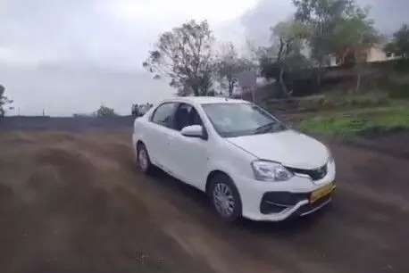 कार चलाते हुए रील बनवा रही युवती गाड़ी समेत खाई में समाई-ड्राइविंग..