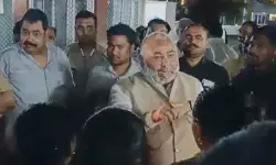 नौकरी के लिए धरना प्रदर्शन करने वालों से बोले मंत्री- नेतागिरी मत करो नौकरी के लिए धरना प्रदर्शन करने वालों से बोले मंत्री- नेतागिरी मत करो