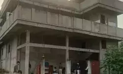 माफिया अतीक के भाई अशरफ की पत्नी व साले की कोठी पर पहुंचा बुलडोजर