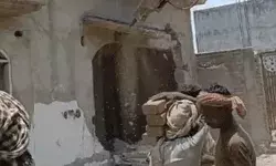 माफिया अशरफ की पत्नी जैनब के आलीशान मकान पर चल रहा बाबा का बुलडोजर माफिया अशरफ की पत्नी जैनब के आलीशान मकान पर चल रहा बाबा का बुलडोजर