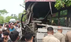 यात्रियों से भरी रोडवेज बस ट्रक से टकराई- दो यात्रियों की मौत