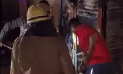 आग में धधकी कपड़े की दुकान- आसपास के लोगों में दहशत आग में धधकी कपड़े की दुकान- आसपास के लोगों में दहशत