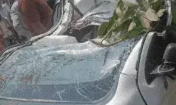 आंधी से बेहाल हुआ पेड़ कार पर गिरा- चली गई ड्राइवर की जान- रास्ता बाधित आंधी से बेहाल हुआ पेड़ कार पर गिरा- चली गई ड्राइवर की जान- रास्ता बाधित