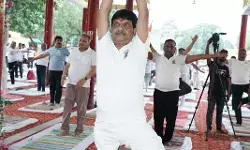 अंतरराष्ट्रीय योग दिवस पर मंत्री कपिल देव ने सीतापुर में किया योग अंतरराष्ट्रीय योग दिवस पर मंत्री कपिल देव ने सीतापुर में किया योग