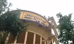 पानी की टंकी पर चढ़े किसान- योग छोड़कर भागे अफसर पानी की टंकी पर चढ़े किसान- योग छोड़कर भागे अफसर