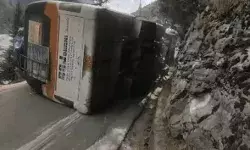 नेशनल हाईवे पर झाला ब्रिज के नजदीक तीर्थ यात्रियों से भरी बस पलटी नेशनल हाईवे पर झाला ब्रिज के नजदीक तीर्थ यात्रियों से भरी बस पलटी