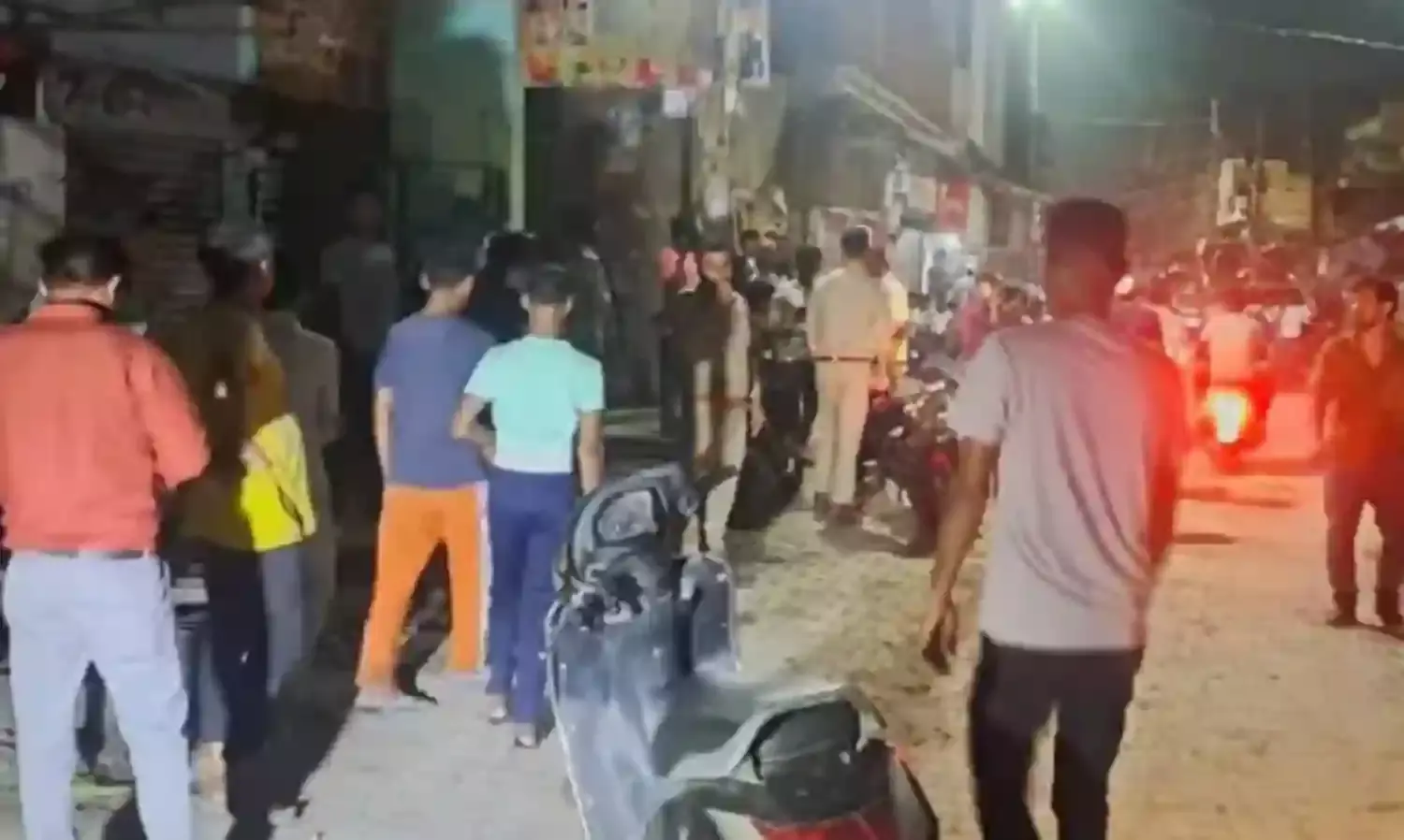 गोलियों की आवाज से गूंजा क्लीनिक- इलाज कराने आए युवक को लगी गोली