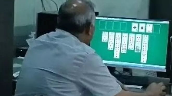 सरकारी दफ्तर बने मनोरंजन का अड्डा- कंप्यूटर पर ताश के पत्तों की बाजी
