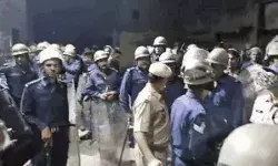 दो पक्षों में बवाल में आगजनी पथराव- प्रशासन ने लगाई धारा 144 दो पक्षों में बवाल में आगजनी पथराव- प्रशासन ने लगाई धारा 144