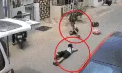 चलती स्कूल वैन का अचानक खुला दरवाजा- दो स्टूडेंट सड़क पर गिरी