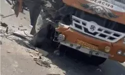 आमने-सामने की टक्कर में बसों के उड़े परखच्चे- यात्रियों में चीख पुकार आमने-सामने की टक्कर में बसों के उड़े परखच्चे- यात्रियों में चीख पुकार