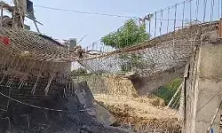 सप्ताह में तीसरा पुल हादसा- अब डेढ़ करोड़ की लागत से बन रहा ब्रिज गिरा सप्ताह में तीसरा पुल हादसा- अब डेढ़ करोड़ की लागत से बन रहा ब्रिज गिरा