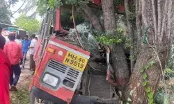 यात्रियों से भरी रोडवेज बस पेड़ से भिड़ी- दर्जनों घायल- कई गंभीर यात्रियों से भरी रोडवेज बस पेड़ से भिड़ी- दर्जनों घायल- कई गंभीर