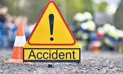 बस पलट ने से यात्री की हुई मौत- मचा कोहराम बस पलट ने से यात्री की हुई मौत- मचा कोहराम