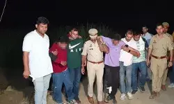 एनकाउंटर में दो लुटेरों को लगी गोली- लूट के मोबाइल एवं हथियार बरामद एनकाउंटर में दो लुटेरों को लगी गोली- लूट के मोबाइल एवं हथियार बरामद