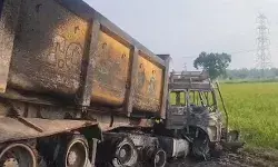 दो डंपरों की आमने सामने की भिड़ंत- डंपर में लगी आग में जिंदा जला चालक दो डंपरों की आमने सामने की भिड़ंत- डंपर में लगी आग में जिंदा जला चालक