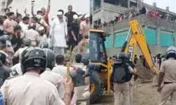 वजूखाना गिराने पहुंची टीम पर हमला- पुलिस पर पथराव- एक हुआ घायल वजूखाना गिराने पहुंची टीम पर हमला- पुलिस पर पथराव- एक हुआ घायल