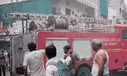 गैस सिलेंडर में हुए ब्लास्ट के बाद बिल्डिंग में लगी आग- हुए कई धमाके