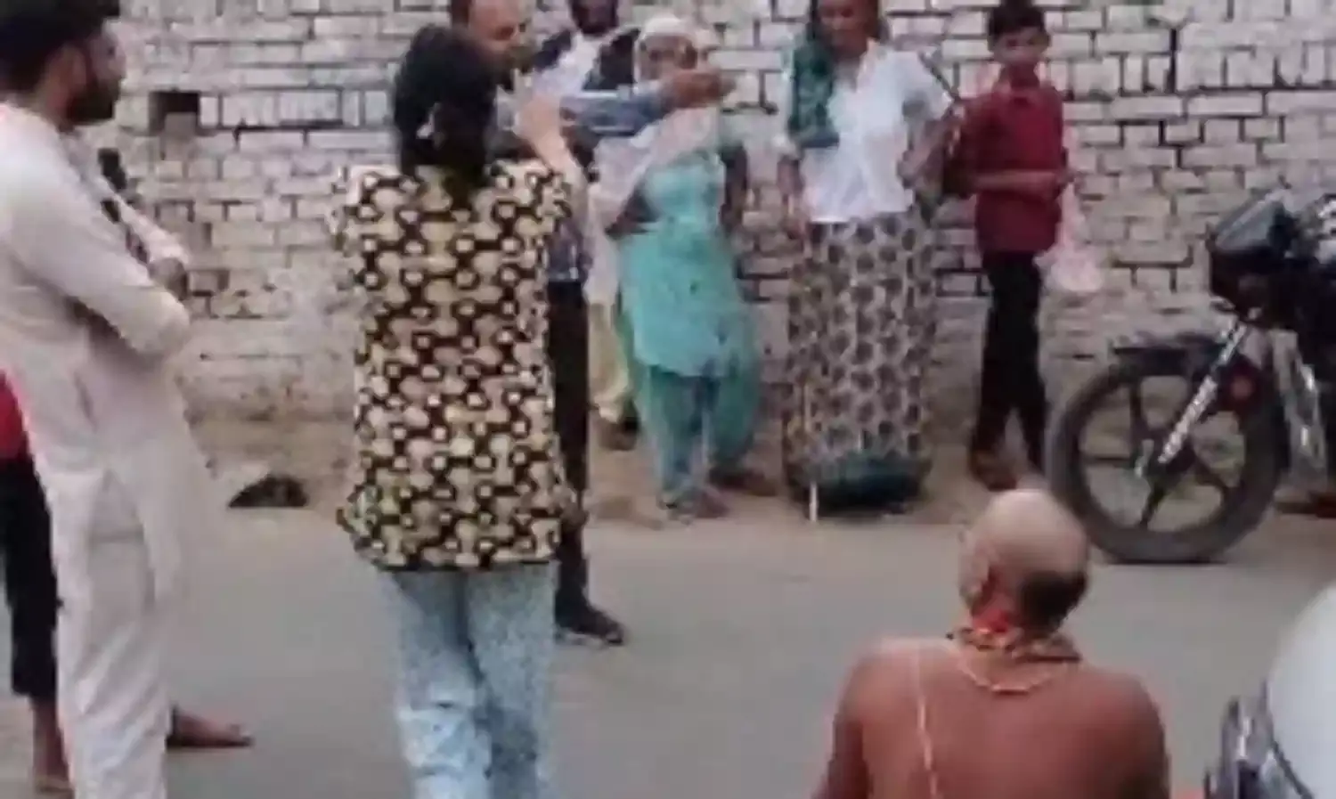 शुकतीर्थ में जलभराव से निर्माण की पोल खुलते ही साधु संतों से भिड़े अफसर