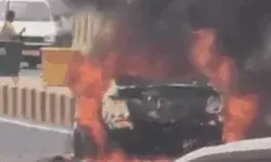 फ्लाईओवर पर दौड़ती टैक्सी बनी आग का गोला- चालक ने किसी तरह... फ्लाईओवर पर दौड़ती टैक्सी बनी आग का गोला- चालक ने किसी तरह...