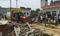 घर में मिला था गोमांस- अब आरोपियों के घरों पर चला सीएम का बुलडोजर घर में मिला था गोमांस- अब आरोपियों के घरों पर चला सीएम का बुलडोजर