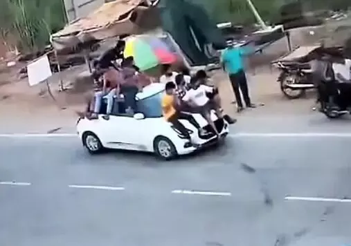 हुड़दंगियों का सड़क पर बवाल- कार पर स्टंट - हाईवे पर मयखाना