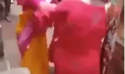 BJP पार्षद की बीच सड़क ढिशुम ढिशुम- सरेआम महिला से मारपीट कर खींचे.. BJP पार्षद की बीच सड़क ढिशुम ढिशुम- सरेआम महिला से मारपीट कर खींचे..