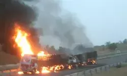 खराब खड़े ट्रक से हुई टक्कर में दो ट्रकों में लगी आग- एक ड्राइवर.... खराब खड़े ट्रक से हुई टक्कर में दो ट्रकों में लगी आग- एक ड्राइवर....