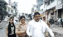 होटल पर बुलडोजर चलते ही बिल से निकला फायरिंग कराने वाला- किया सरेंडर होटल पर बुलडोजर चलते ही बिल से निकला फायरिंग कराने वाला- किया सरेंडर