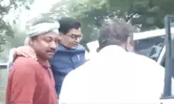 बारिश से आई आफत में रामगोपाल यादव को मिला स्टाफ की गोदी का सहारा