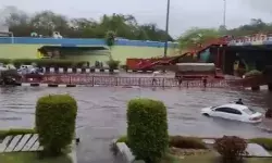 स्विमिंग पूल बनी दिल्ली में गाड़ियां पानी में तैरकर उतार रही अपनी गर्मी स्विमिंग पूल बनी दिल्ली में गाड़ियां पानी में तैरकर उतार रही अपनी गर्मी