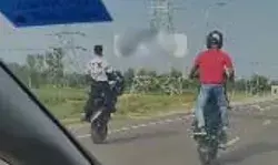 मुजफ्फरनगर में भी चढ़ा रील का बुखार- हाईवे को सर्कस बना एक पहिए पर... मुजफ्फरनगर में भी चढ़ा रील का बुखार- हाईवे को सर्कस बना एक पहिए पर...