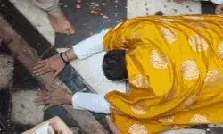 अचानक बरसाना पहुंचे पंडित प्रदीप मिश्रा ने नाक रगड़कर मांगी माफी अचानक बरसाना पहुंचे पंडित प्रदीप मिश्रा ने नाक रगड़कर मांगी माफी